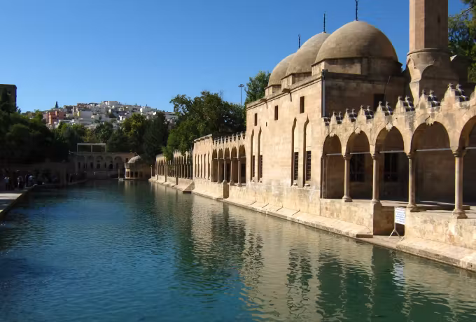 Roofs and one shaft standing over an arcade that runs the whole length of the pool, Sanliurfa