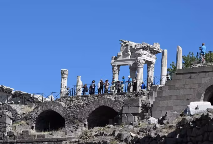 Onlookers at the rail above the arched undercroft that carries the Pergamon platform